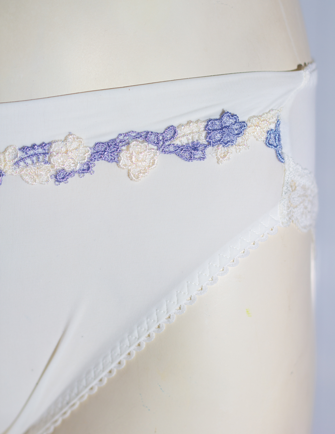 Quần lót nữ thun lạnh mini brief tam giác viền ren mông SP002766