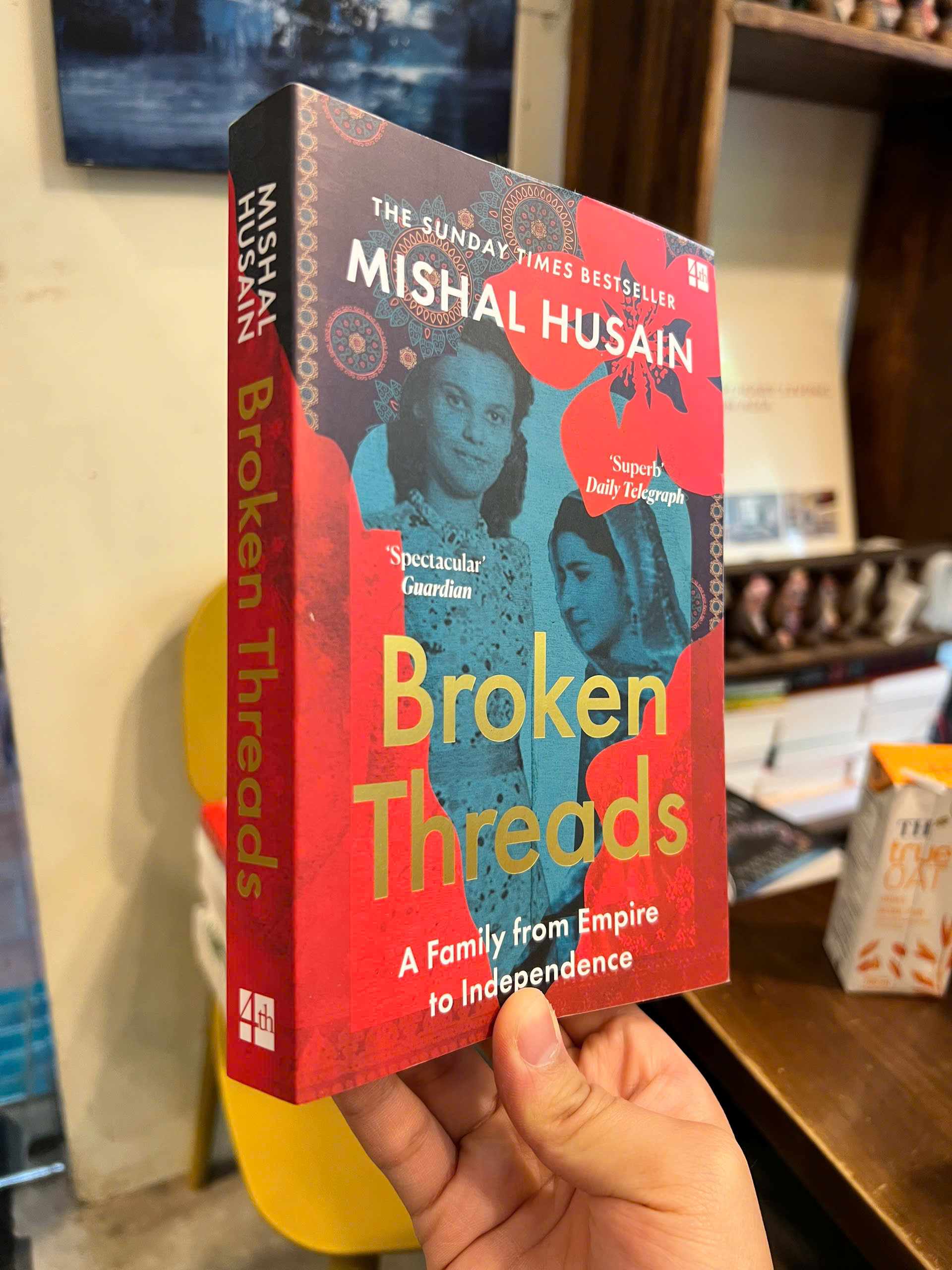 Sách - Broken Threads: My Family from Empire to Independence | Memoir / Ngoại văn Nhập khẩu UK