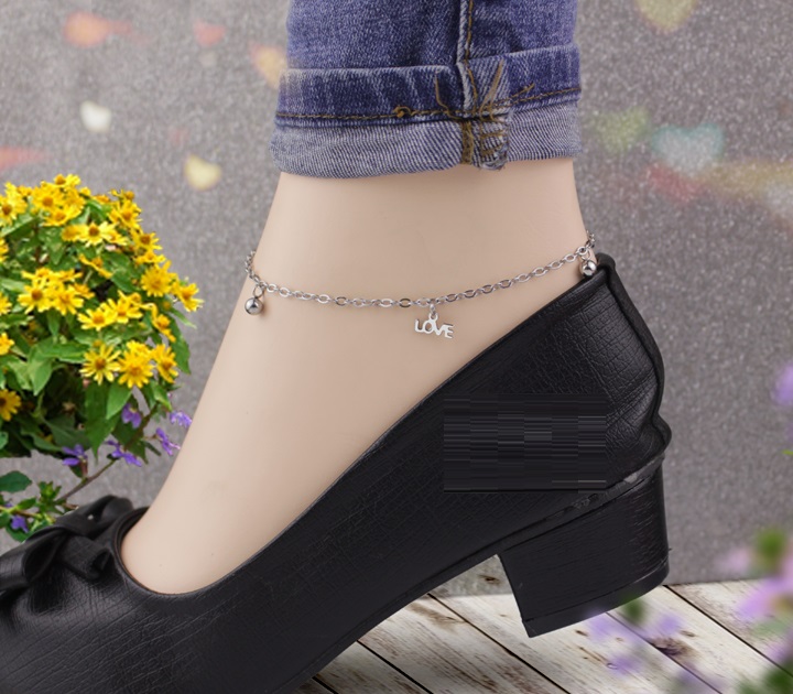 Lắc chân chữ love