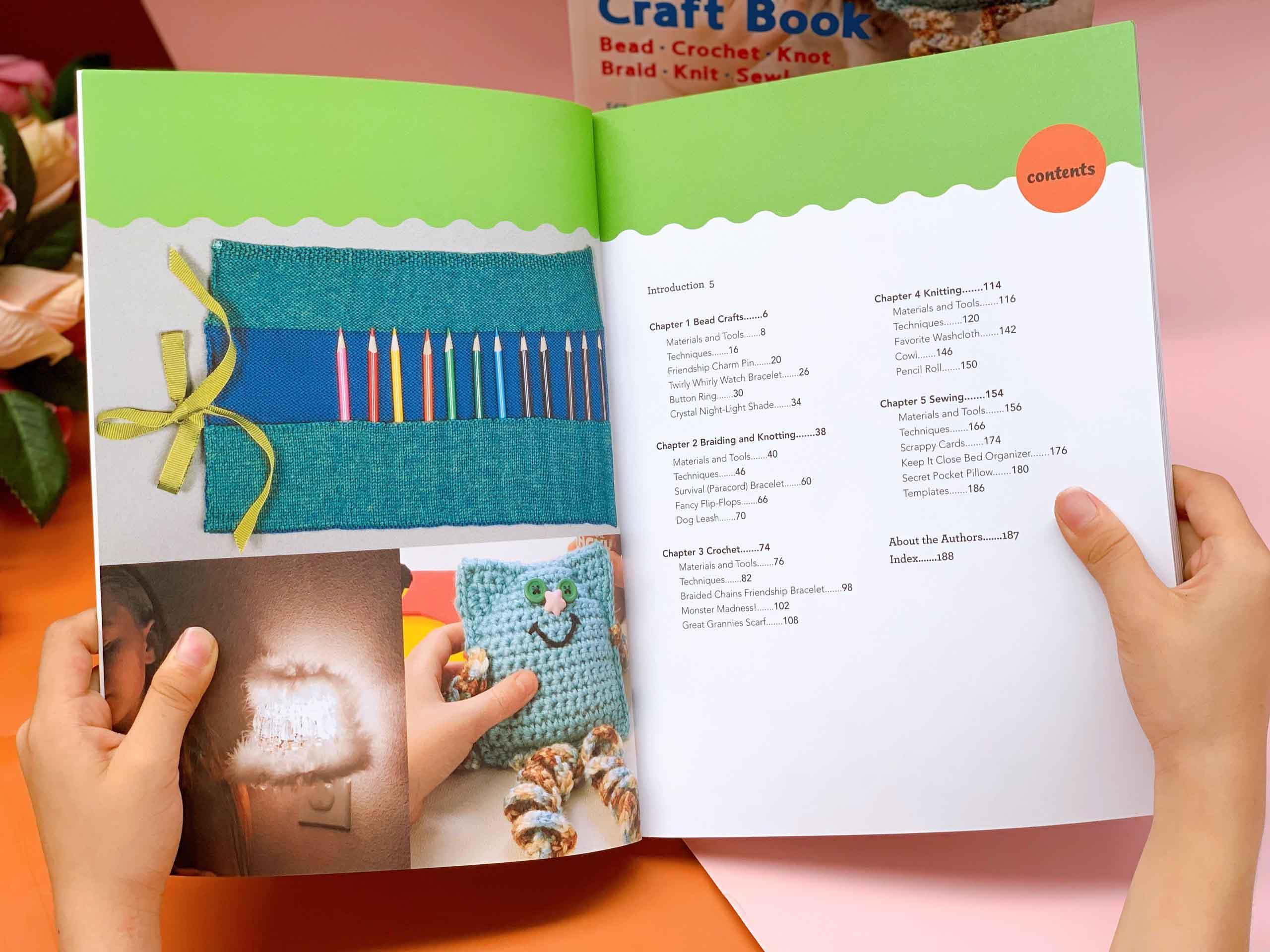 Kids' Ultimate Craft Book : Bead, Crochet, Knot, Braid, Knit, Sew! - Playful Projects That Creative Kids Will Love to Make