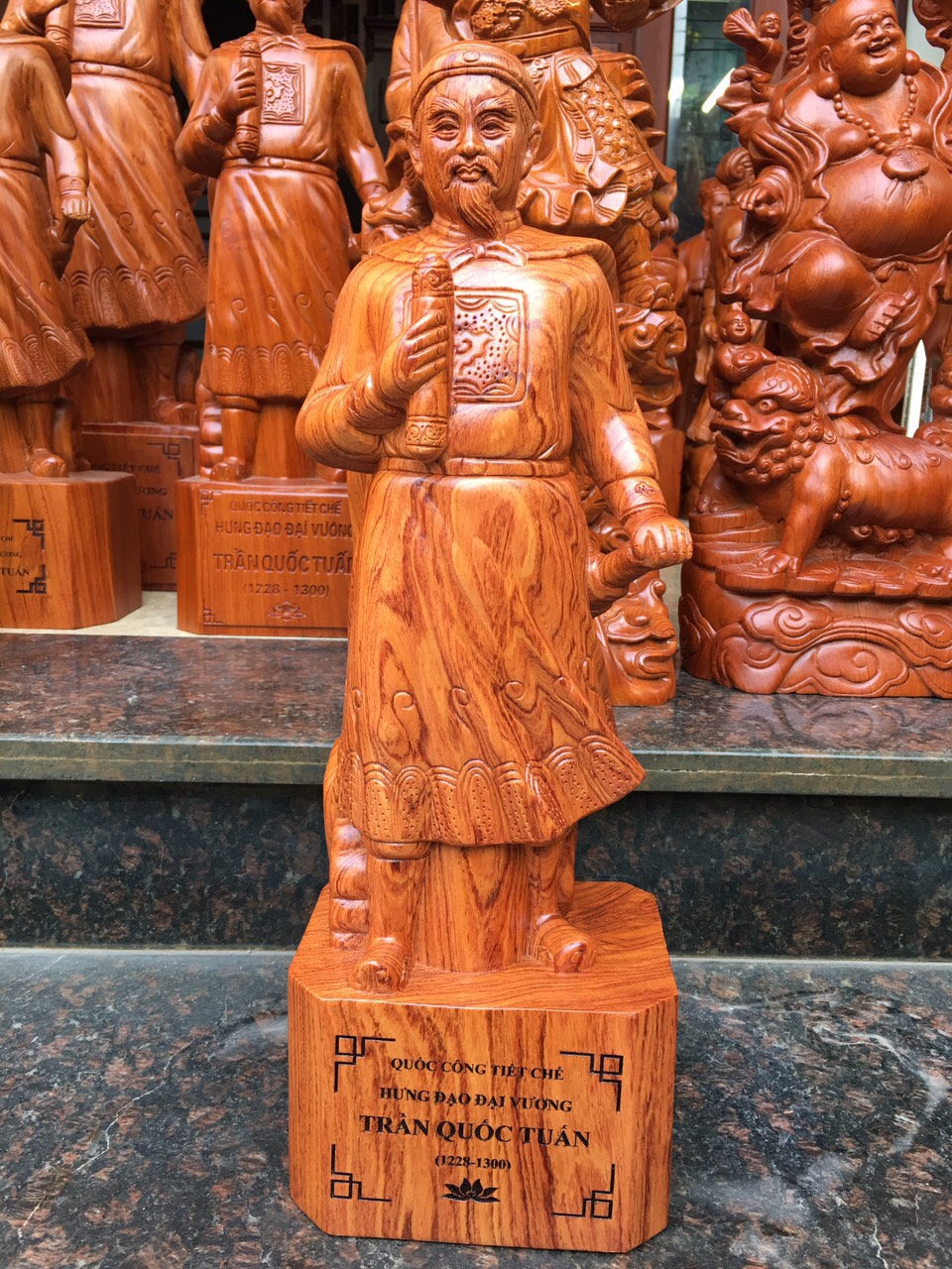 Tượng trần quốc tuấn gỗ hương 50cm