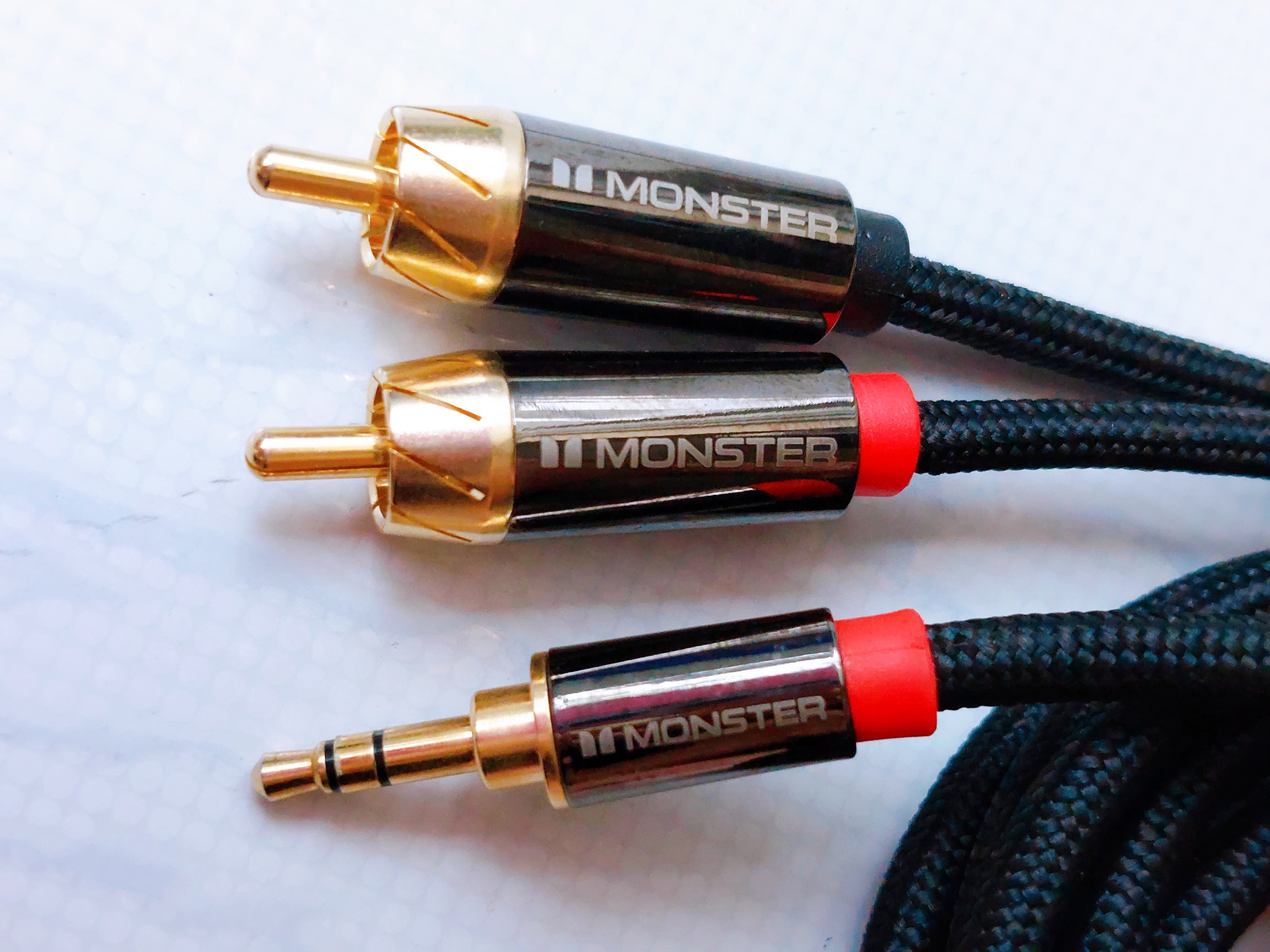 Dây Audio 3,5mm ra 2 đầu RCA (Hoa sen) dài 2 Mét, thương hiệu Monster - Hàng nhập khẩu