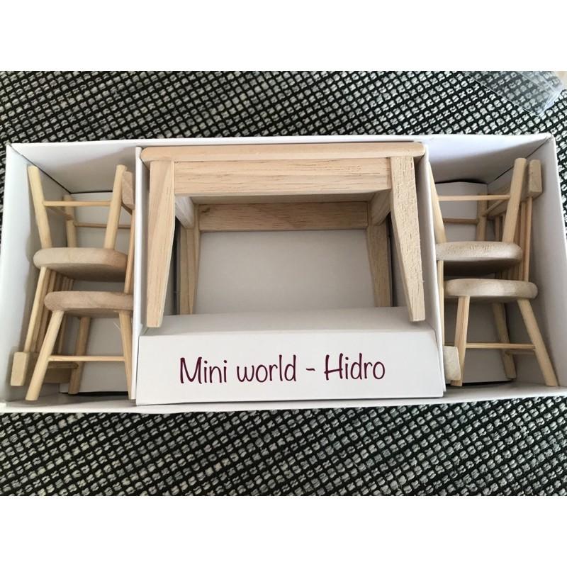 Mô hình Bộ bàn ghế gỗ mini dùng cho búp bê. Tỉ lệ 1/12 hoặc 1/8