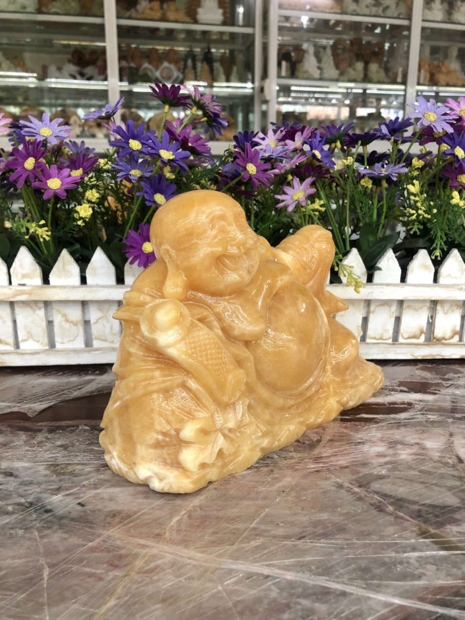 Tượng Phật Di Lặc ngồi tựa bao tiền cầm gậy như ý phong thủy đá ngọc hoàng long - Dài 20 cm