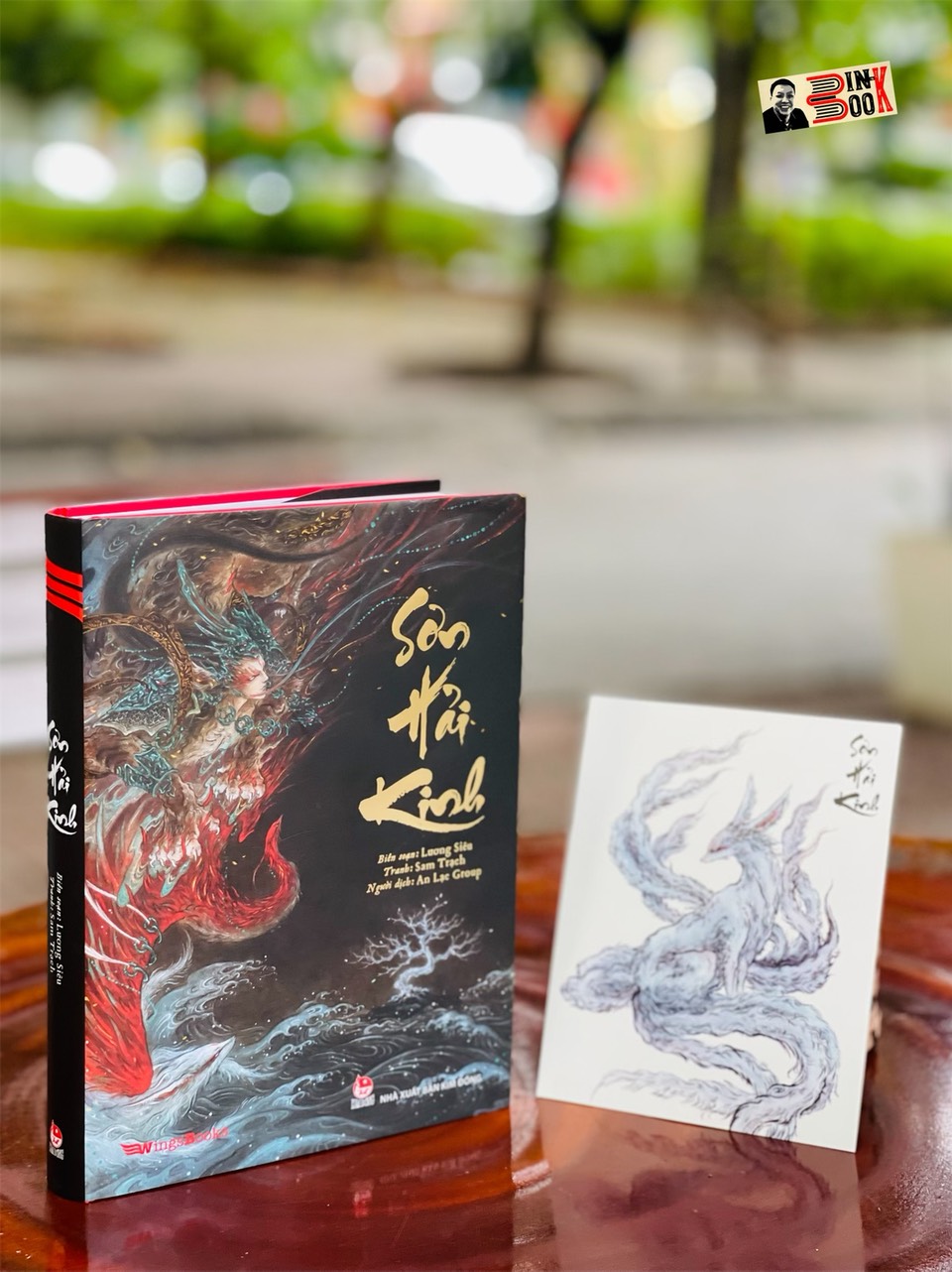 (Bìa cứng in màu trên giấy cóuche - tặng kèm postcard) SƠN HẢI KINH – Lương Siêu biên soạn – Sam Trạch minh họa – An Lạc Group dịch – Wingbooks - NXB Kim Đồng