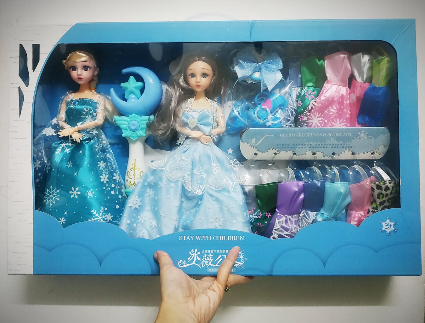 Bộ đồ chơi thay váy búp bê gồm 2 nhân vật Elsa Frozen có khớp thay đổi tư thế linh hoạt và 12 bộ váy thời trang (tặng kèm quyền trượng và phụ kiện)