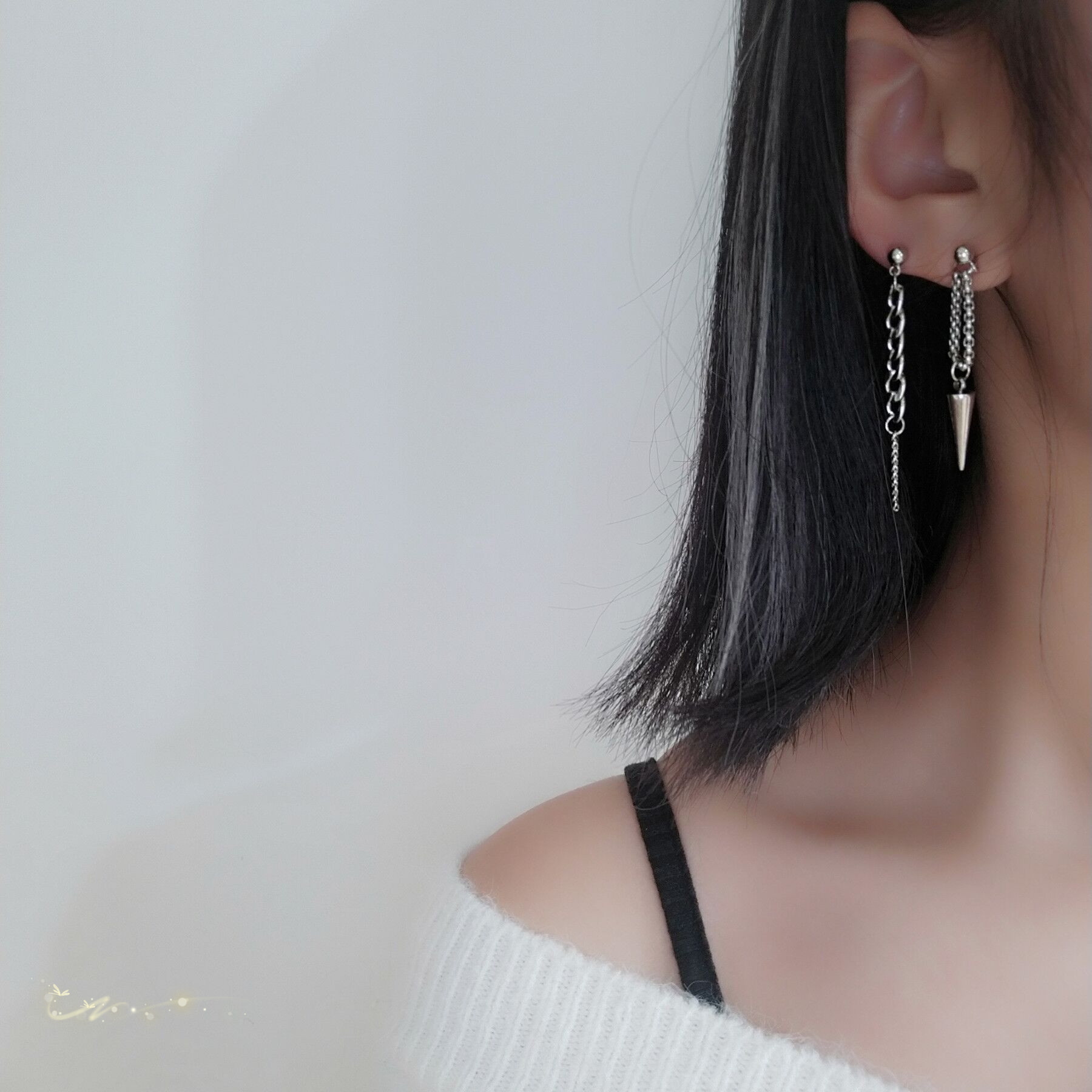 Đôi bông tai thiết kế lệch phong cách hiphop lạ mắt