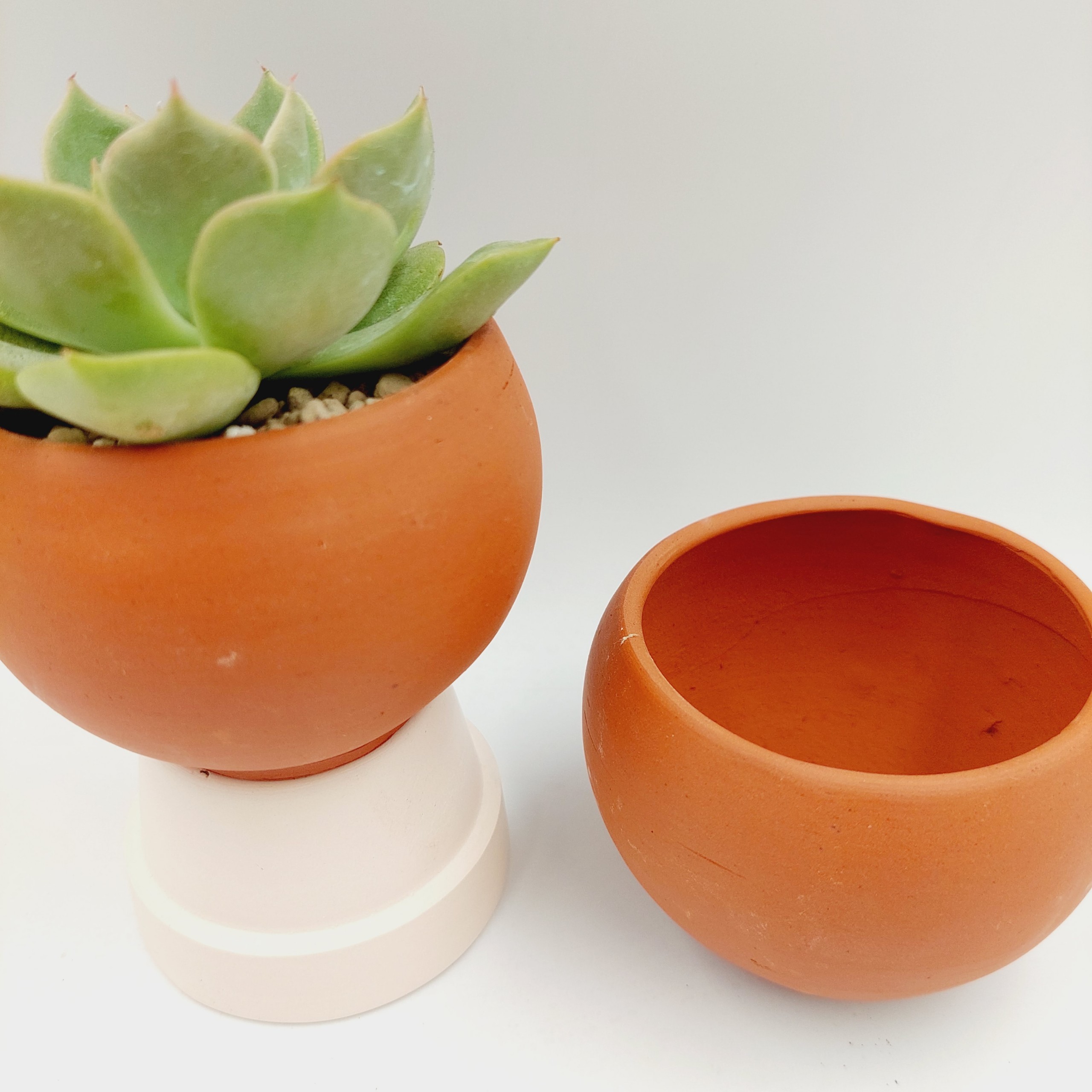 Chậu đất nung, chậu sen đá - Trái banh mini 76 , miệng chậu 7cm, chiều cao 6cm