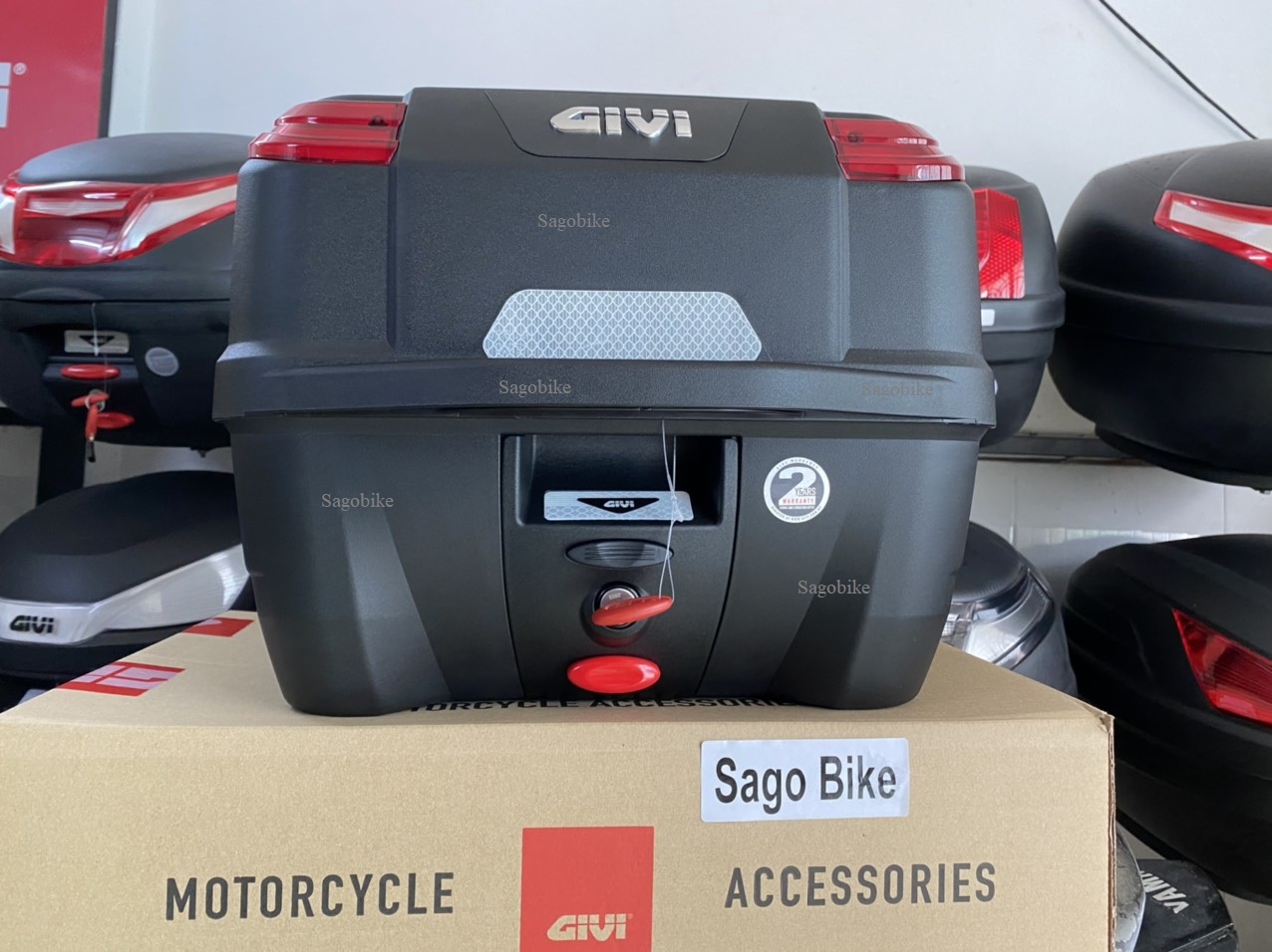 Thùng Givi B33NM, thùng givi 33lit kèm đế, ốc gắn