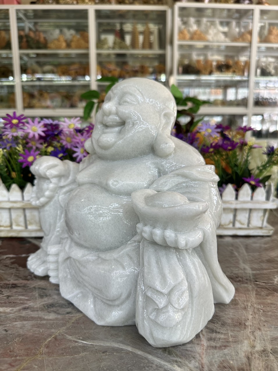 Tượng phật Di Lặc ngồi cầm thỏi vàng thần tài chiêu nạp tài lộc đá cẩm thạch trắng xanh - Dài 25 cm