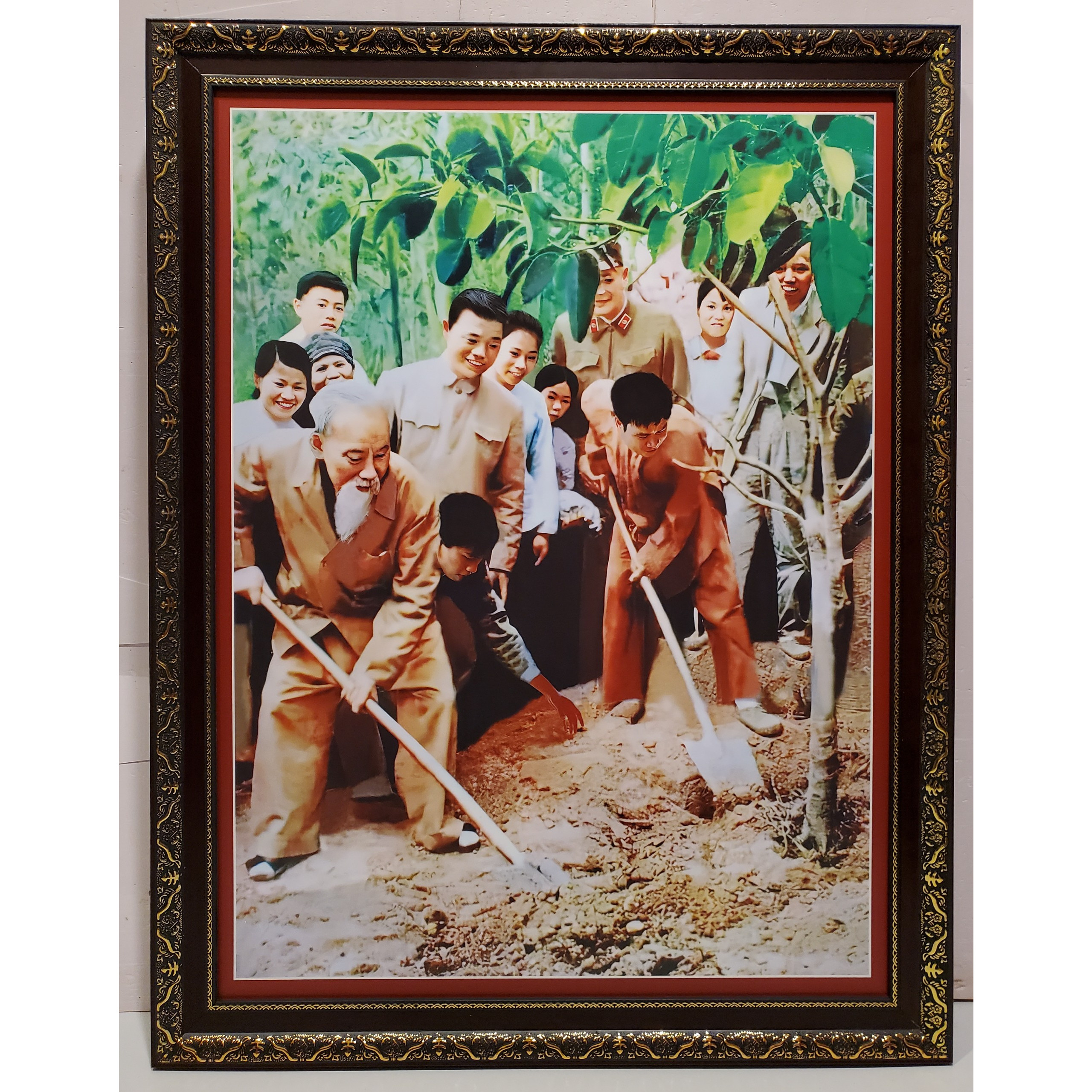 TRANH IN DẦU - BÁC HỒ TRỒNG CÂY ( KT 70*90CM)