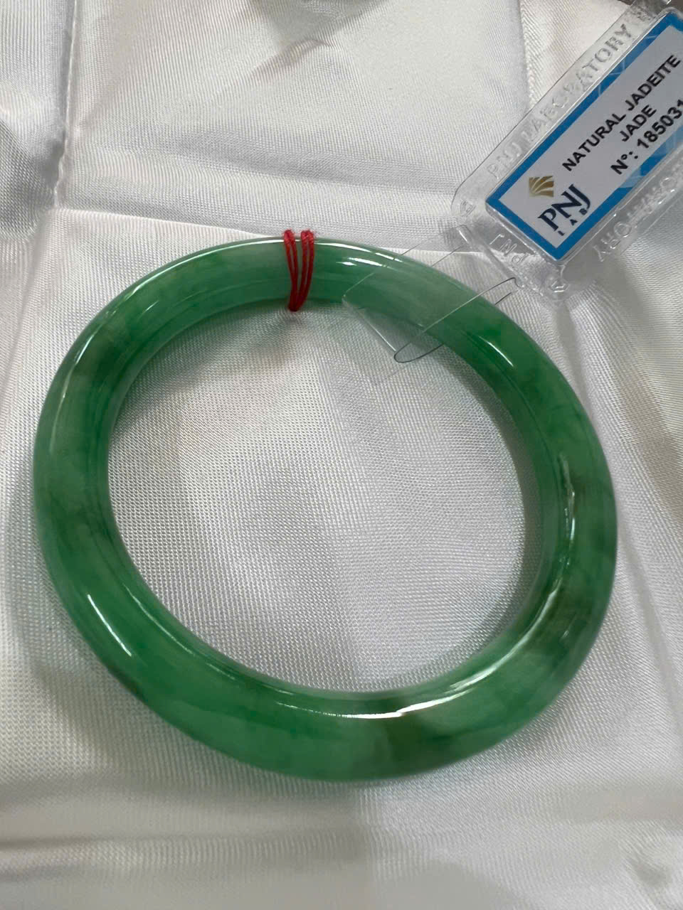 Vòng Cẩm Thạch Tự Nhiên Mới Sịn Đậu Lý Ni 50mm x chột 7,2mmm Vòng Kiểm Định P No 185031 Màu Xanh lý đều điểm vân trắng xanh đậm nhẹ bóng đều đẹp nữ 50kg - 54kg đeo sang tay món quà tặng chính mình tặng mẹ vợ ý nghĩa ạ