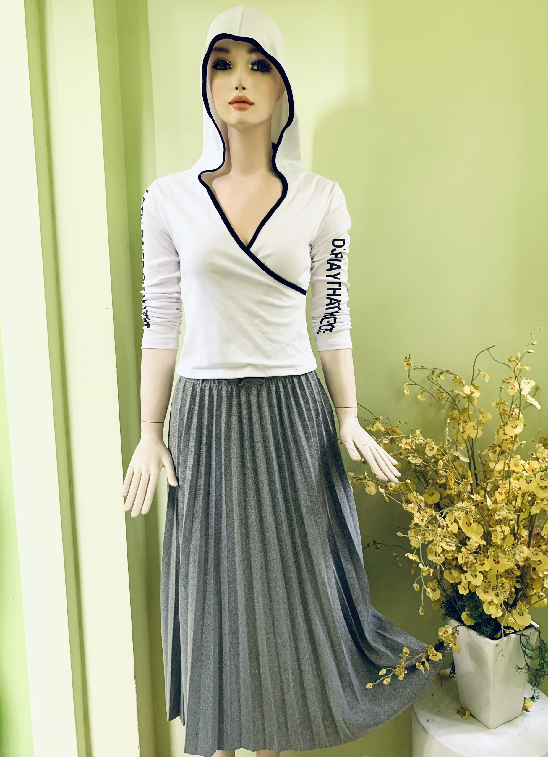Áo thun body có nón tay dài in chữ