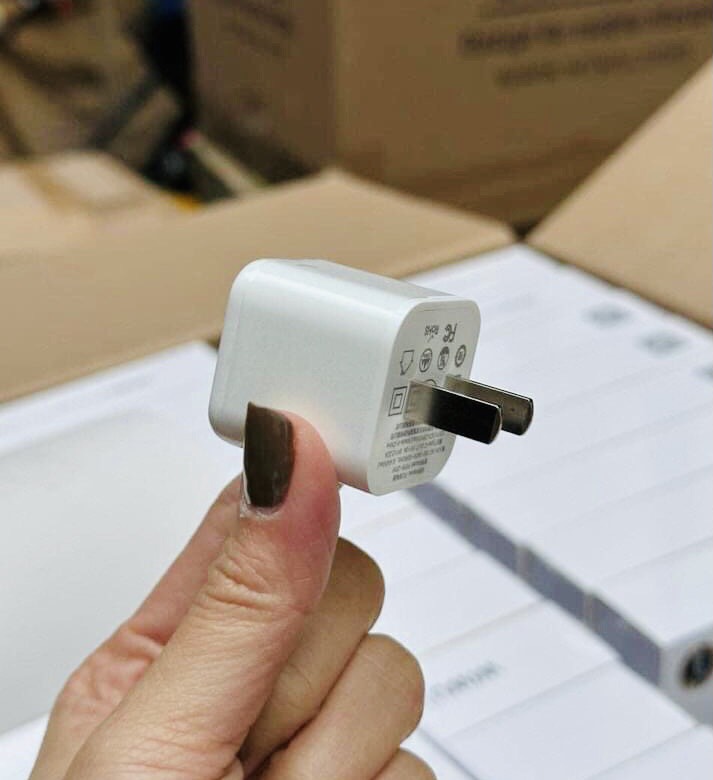 Củ Wiwu Fast Charger P016 cho mọi loại Smart Phone cao cấp trên thị trường có tích hợp sạc nhanh 20W - Hàng chính hãng