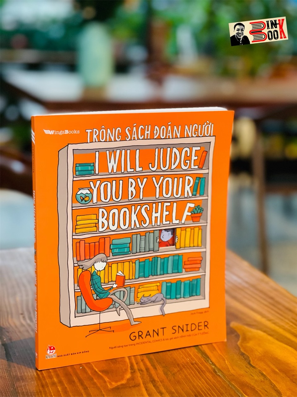 Hình ảnh (Tác giả cuốn hình hài của ý tưởng - Grant Snider) TRÔNG SÁCH ĐOÁN NGƯỜI - I WILL JUDGE YOU BY YOUR BOOKSHELF – WingsBooks - Nxb Kim Đồng – bìa mềm