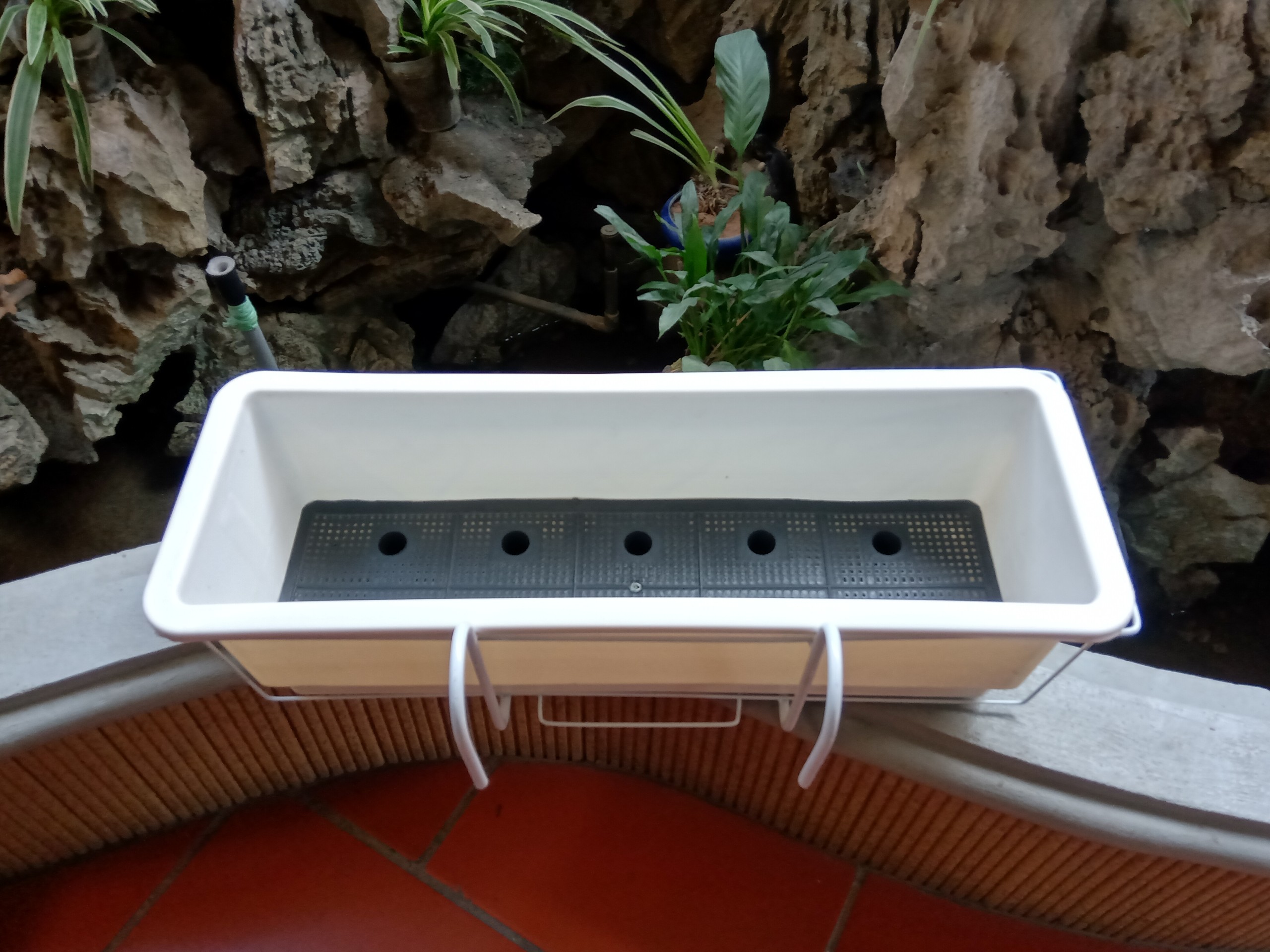 Móc treo ban công kèm chậu thông minh màu trắng 67x24x20 cm