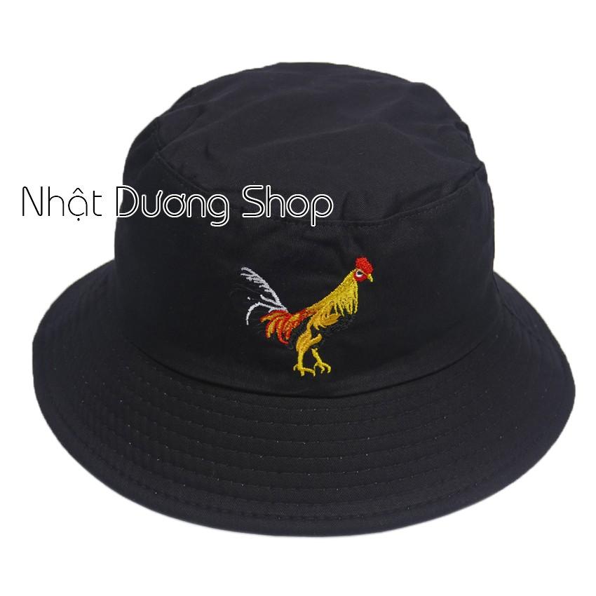 Nón bucket tai bèo thêu con gà trống - Đen chất liệu vải Cotton thoáng mát và nổi bật với họa tiết của nón