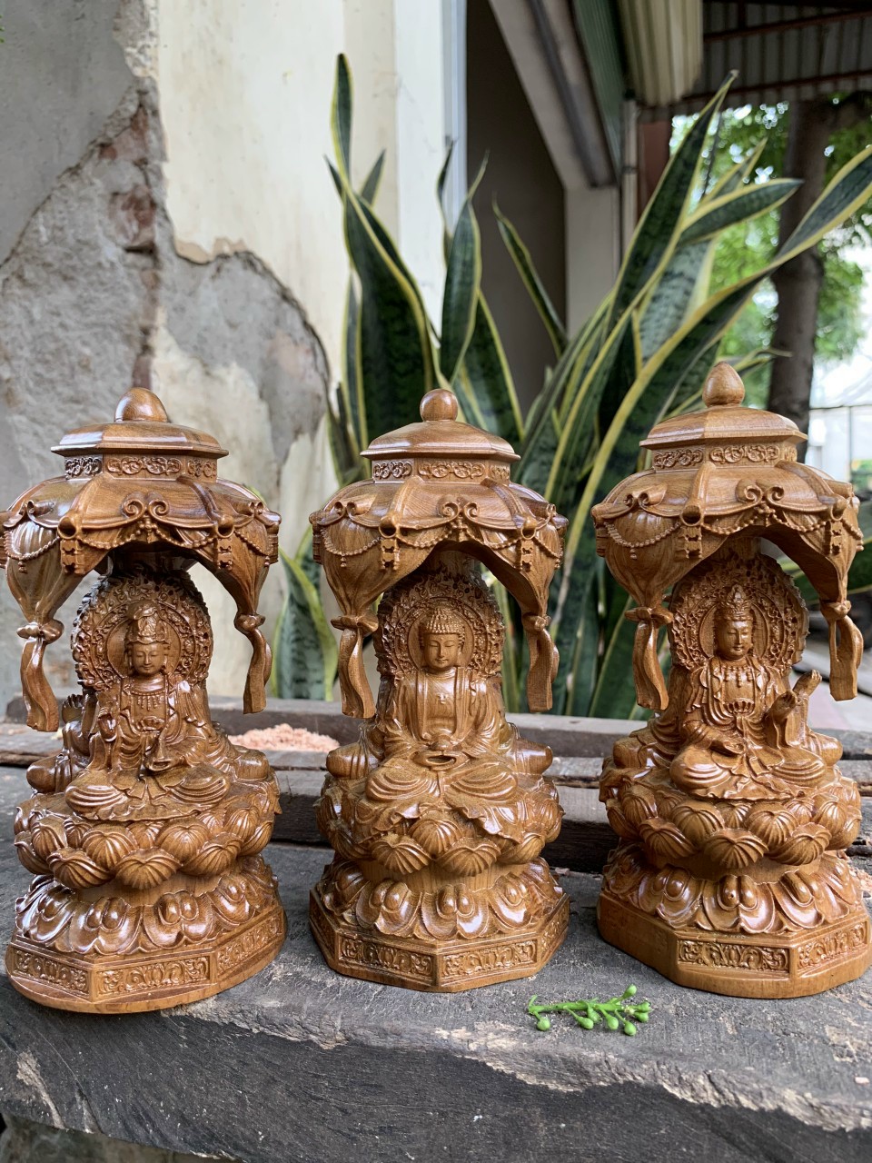 Tượng phật trạm khắc ba mặt xông trần bằng gỗ bách xanh thơm nức kt cao 15×9×9cm