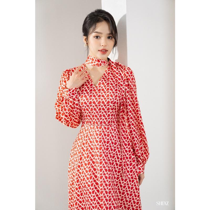 SHEAZ Đầm lụa ngọc trai đỏ in họa tiết cổ dây nơ tay dài midi dài qua gối