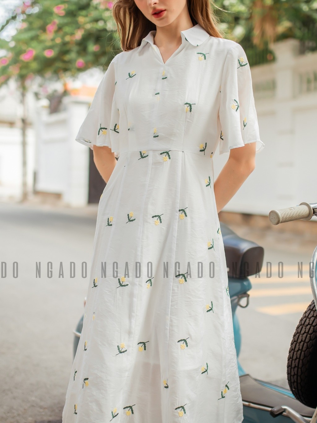 Đầm sơ mi trắng thêu hoa ngắn tay NGADO