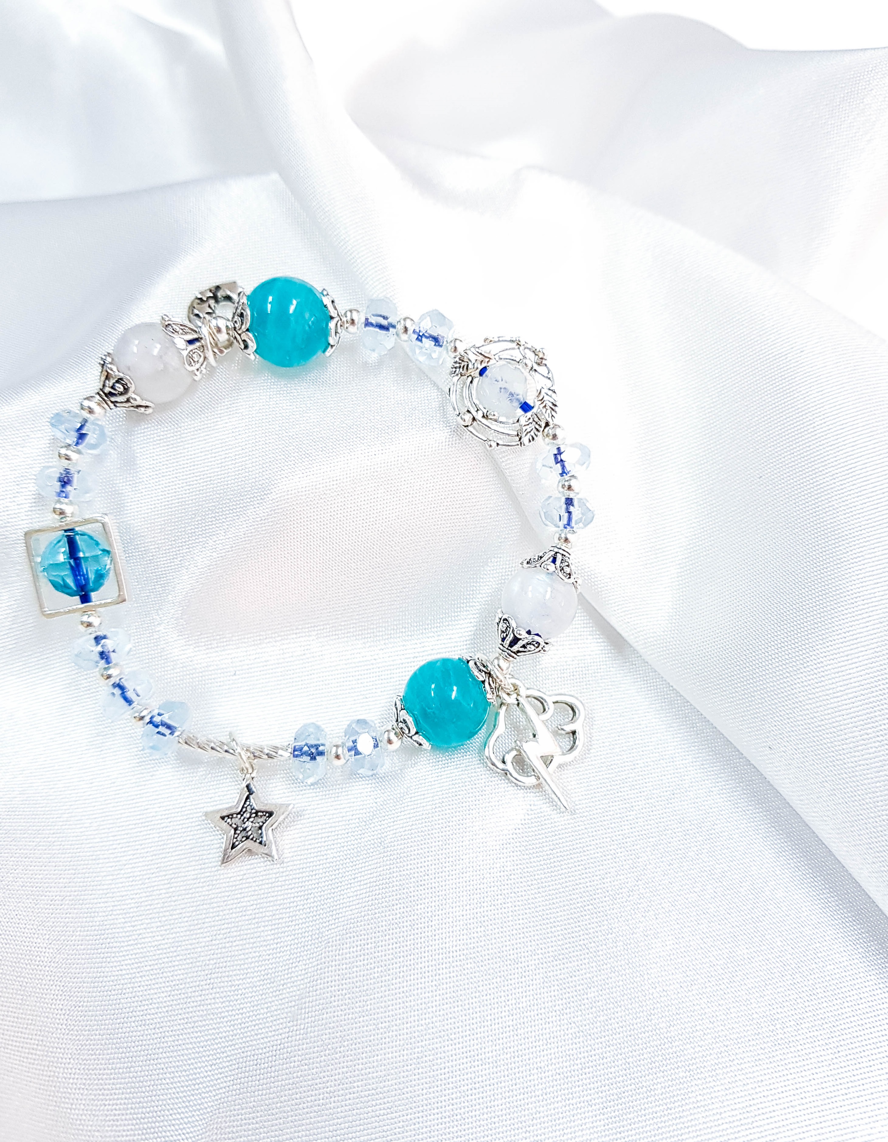 Vòng tay mệnh thủy, kim đá Aquamarite, đá moonstone mix đá pha lê+ charm sao, trắng LAT.108