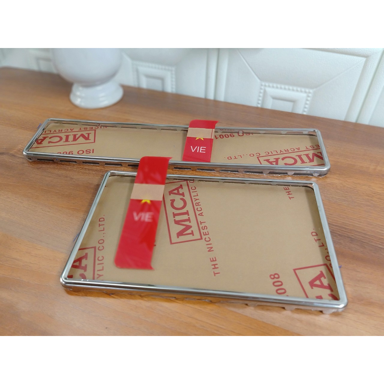 Khung biển số xe ô tô có hình lá cờ in UV khung inox tự lắp tại nhà