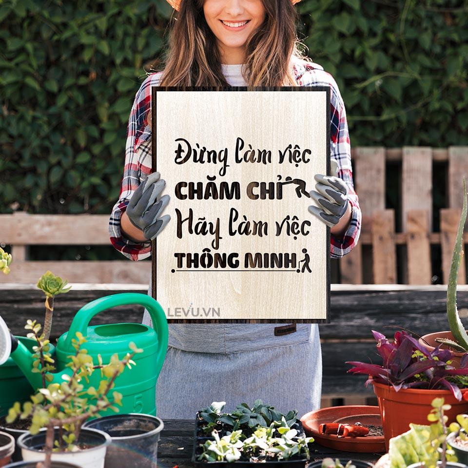 Tranh treo tường đơn giản LEVU LV031 "Đừng làm việc chăm chỉ hãy làm việc thông minh"