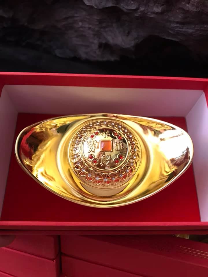 THỎI VÀNG MAY MẮN CHẤT LIỆU ĐỒNG MẠ VÀNG TRẠM HÌNH RỒNG LƯỢN Và CHIM PHƯỢNG HOÀNG 2 BÊN PHÍA TRÊN DÃY TIỀN ĐẸP Dài 11cm x Ngang 7,5cmxCao 6,5cm
