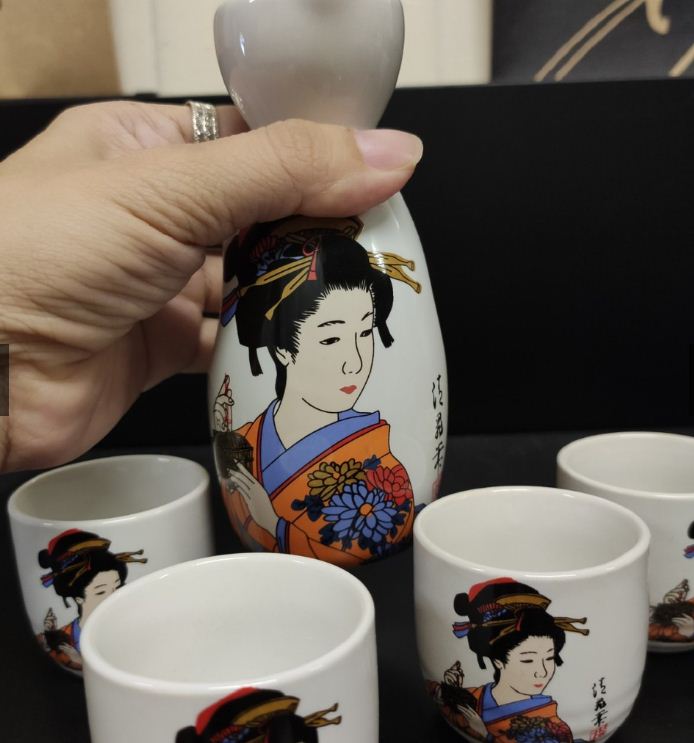 Bộ bình ly gốm sứ mẫu geisha ( 1 bình 4 ly)