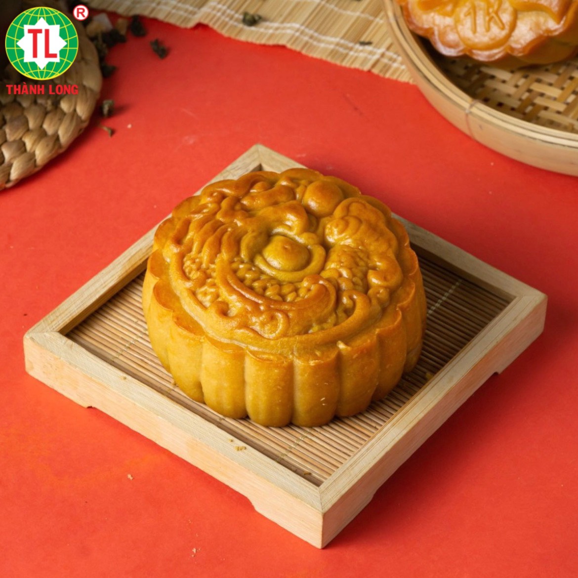 Bộ hộp Bánh trung thu cao cấp tráng gương Hoàng Kim 4 bánh 2 trứng 220g - Thành Long - 880g - tặng 1 hộp trà - VIỆT NAM