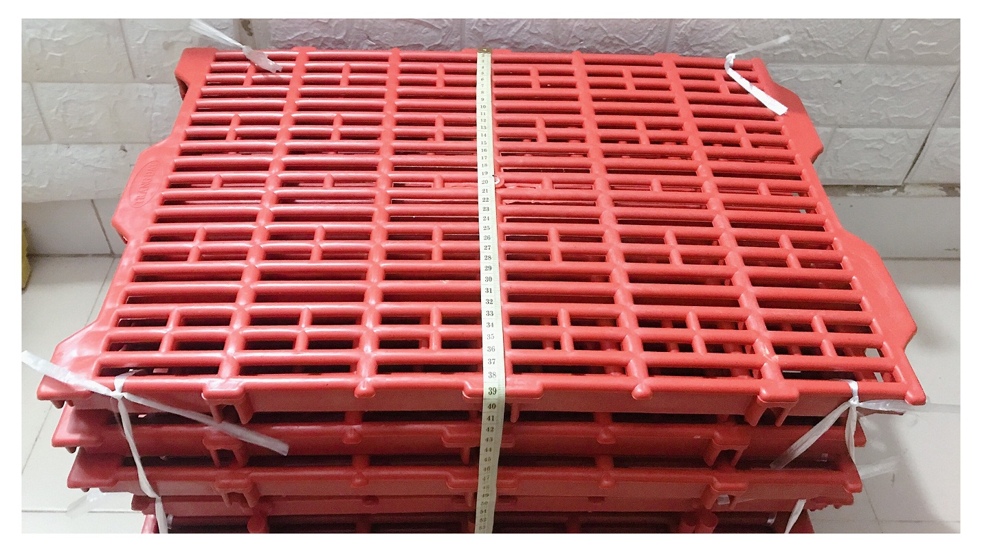 10 Tấm Nhựa Lót Sàn Chuồng Chó, Chuồng Heo, Mèo... Kích thước 40×55x3.5cm Có Thể Ghép Vào Nhau, Màu Đỏ - Tấm nhựa lót sàn đa năng màu Đỏ!
