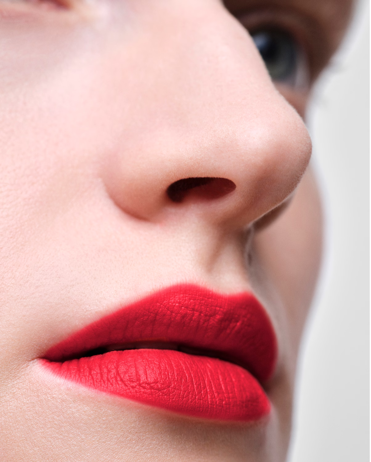 Son màu Prada Monochrome Buildable Weightless Lipcolor R127_CARMINIO 3.8gr