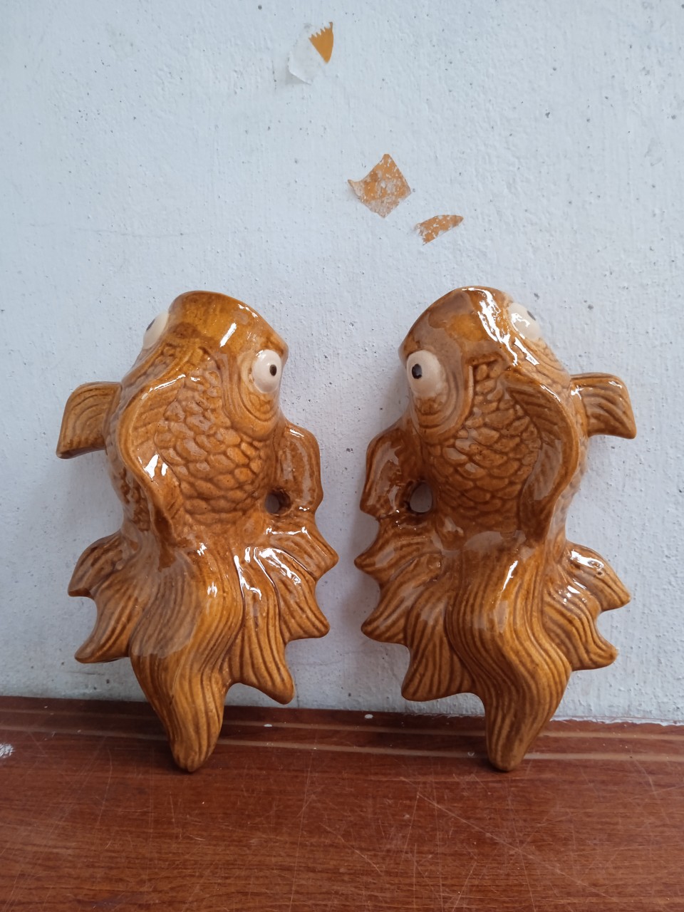 Bình hoa gốm cá men nâu đỏ treo tường