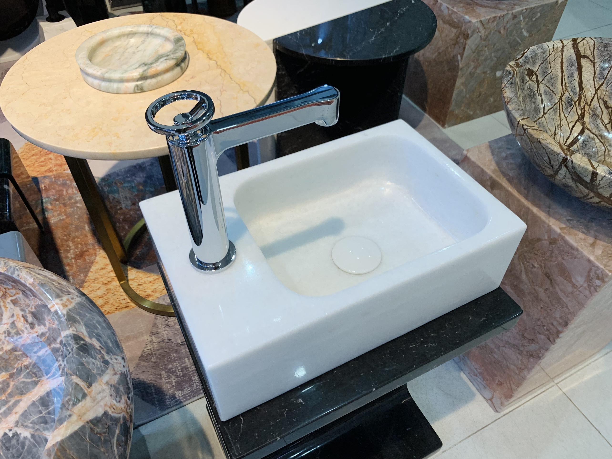 LAVABO ĐẶT BÀN ĐÁ ĐÁ TỰ NHIÊN CHỮ NHẬT KHOÉT LỖ VÒI GIỮA MÀU TRẮNG (MINI)