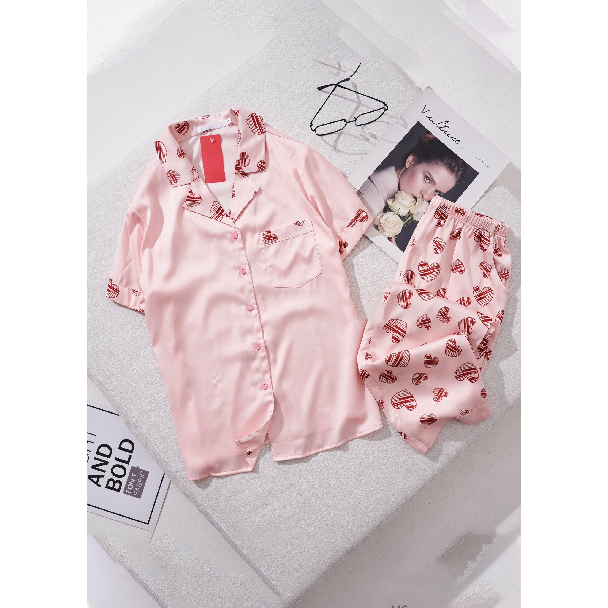 Bộ đồ mặc nhà mặc ngủ kiểu dáng Pijama tay cộc quần dài có túi 2 bên và trước ngực họa tiết trái tim đỏ nền hồng phấn trẻ trung hàng thiết kế H209