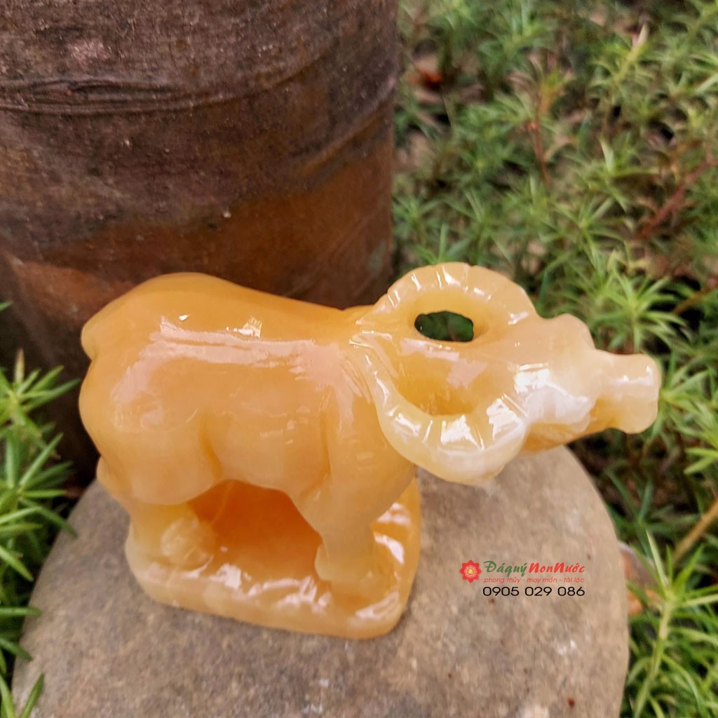 Tượng trâu đá tuổi tuất 12 con giáp phong thủy đá ngọc hoàng long 10cm đá Non Nước