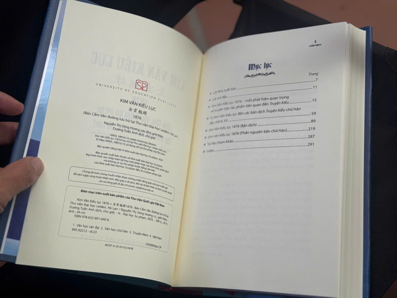 (Bìa cứng, có minh họa màu) KIM VÂN KIỀU LỤC 金 雲 翹 錄 1876 (Bản Cẩm Văn Đường lưu trữ tại Thư viện Đại học Leiden, Hà Lan) - Nguyễn Thị Sông Hương sưu tầm, giới thiệu; Dương Tuấn Anh dịch, chú giải – NXB ĐHSP