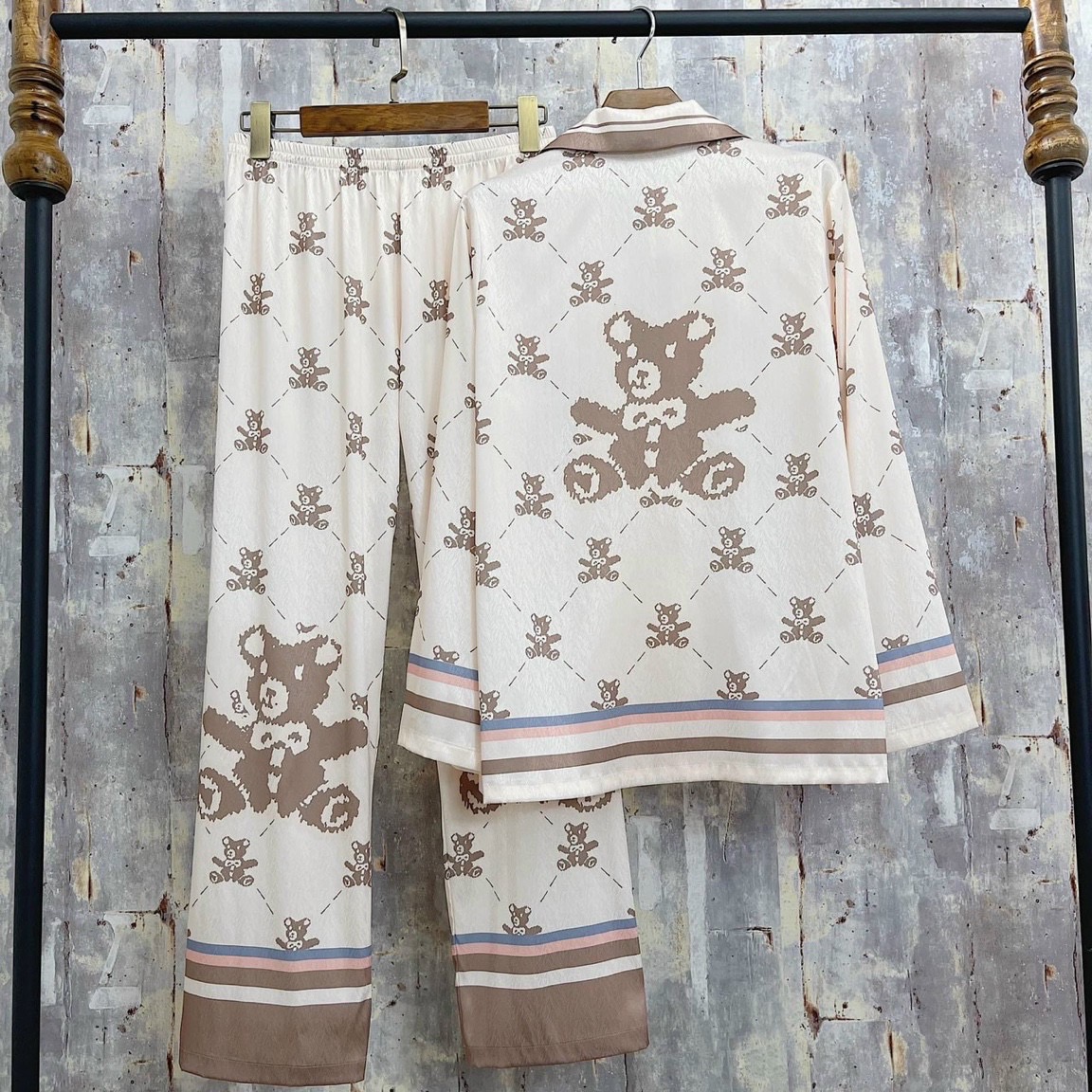 Đồ Bộ Nữ Lụa Xước In Hoạ Tiết Gấu Teddy, Vải Lụa Xước, Màu Vàng Nâu, Tay Dài, Freesize Dưới 57kg