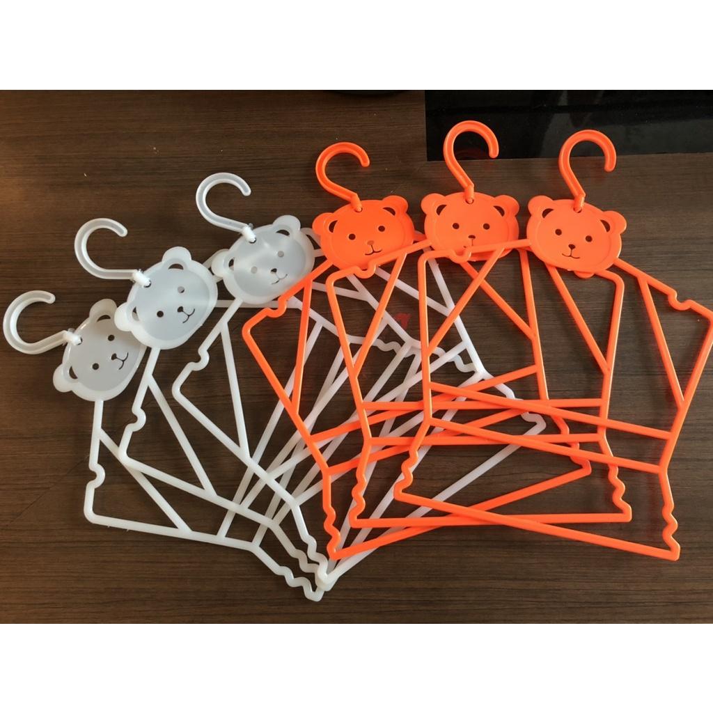 Móc treo quần áo bộ trẻ em size nhỏ size lớn hình mặt gấu dễ thương, chất liệu nhựa trắng trong cao cấp đầu móc xoay 360
