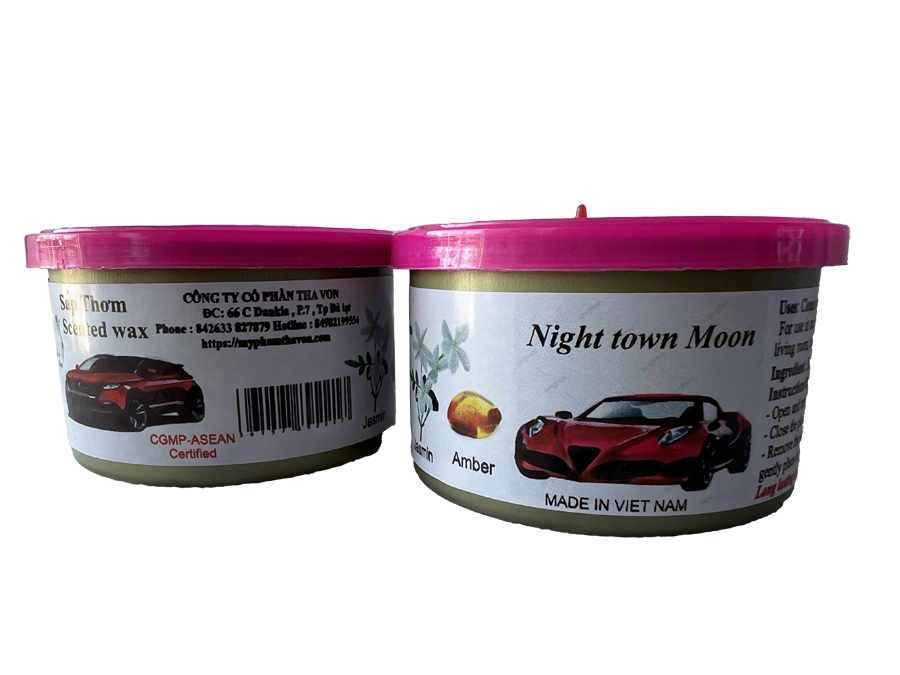 Sáp Thơm Ô Tô Nighttown Moon – Miss Dalat 60 gam Tương tự mùi Cotton Mood của hảng xe Mercedes  Hương thơm tinh khiết và tươi mát của không khí, được làm nổi bật nhờ  hoa nhài . Hương nền : hổ phách và xạ hương