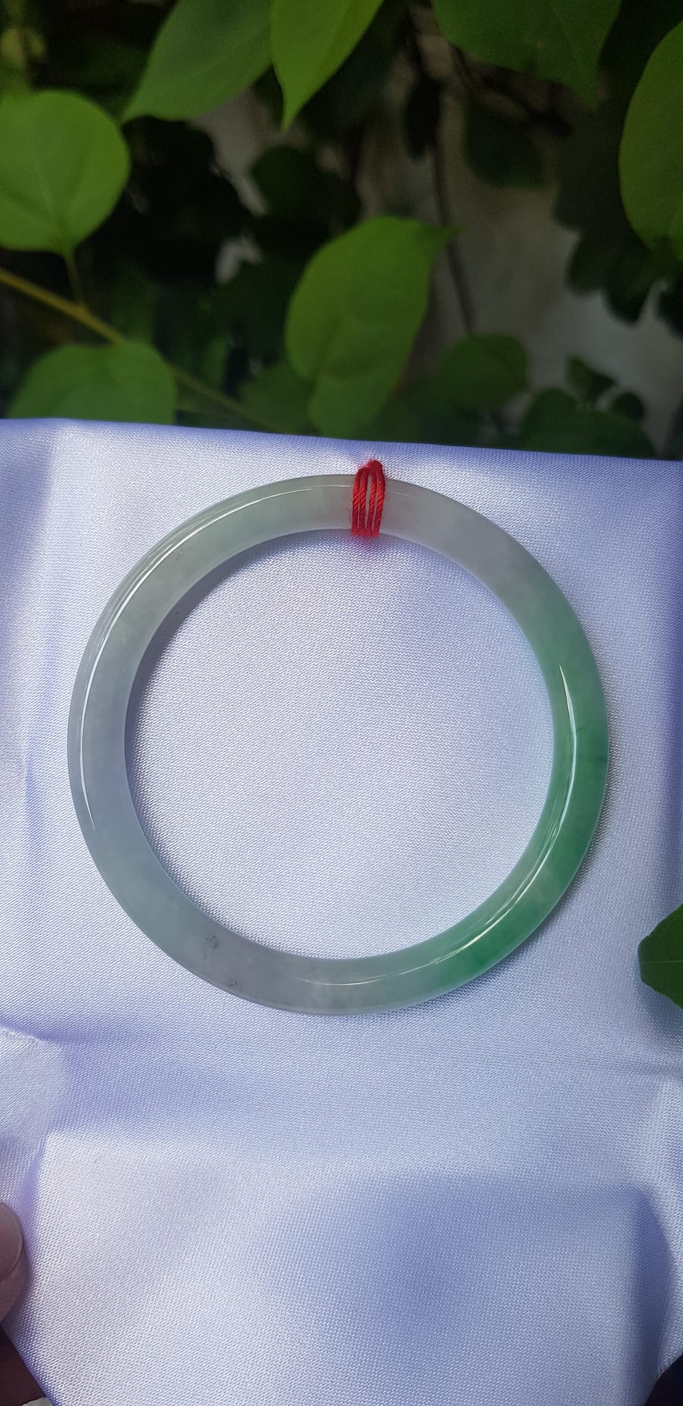 Vòng tay đá cẩm thạch tự nhiên TR Lý A 50mm x cọng nhỏ 6,2mm Màu trắng bóng xanh lý đậm 1 bên bóng đẹp Nữ 50kg - 55kg đeo ạ