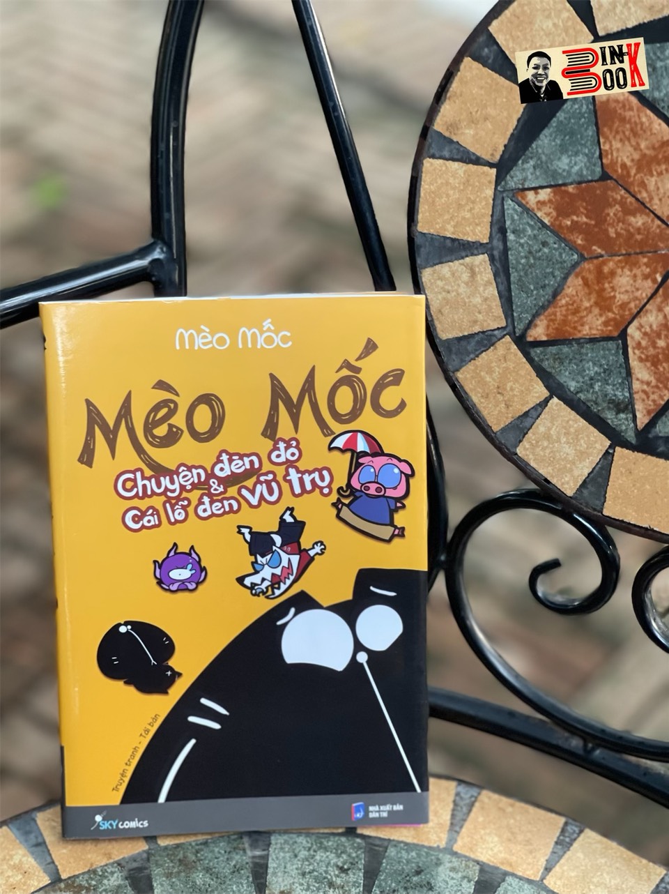MÈO MỐC - CHUYỆN ĐÈN ĐỎ VÀ CÁI LỖ ĐEN VŨ TRỤ - Mèo Mốc - Skybooksks – bìa mềm, in màu