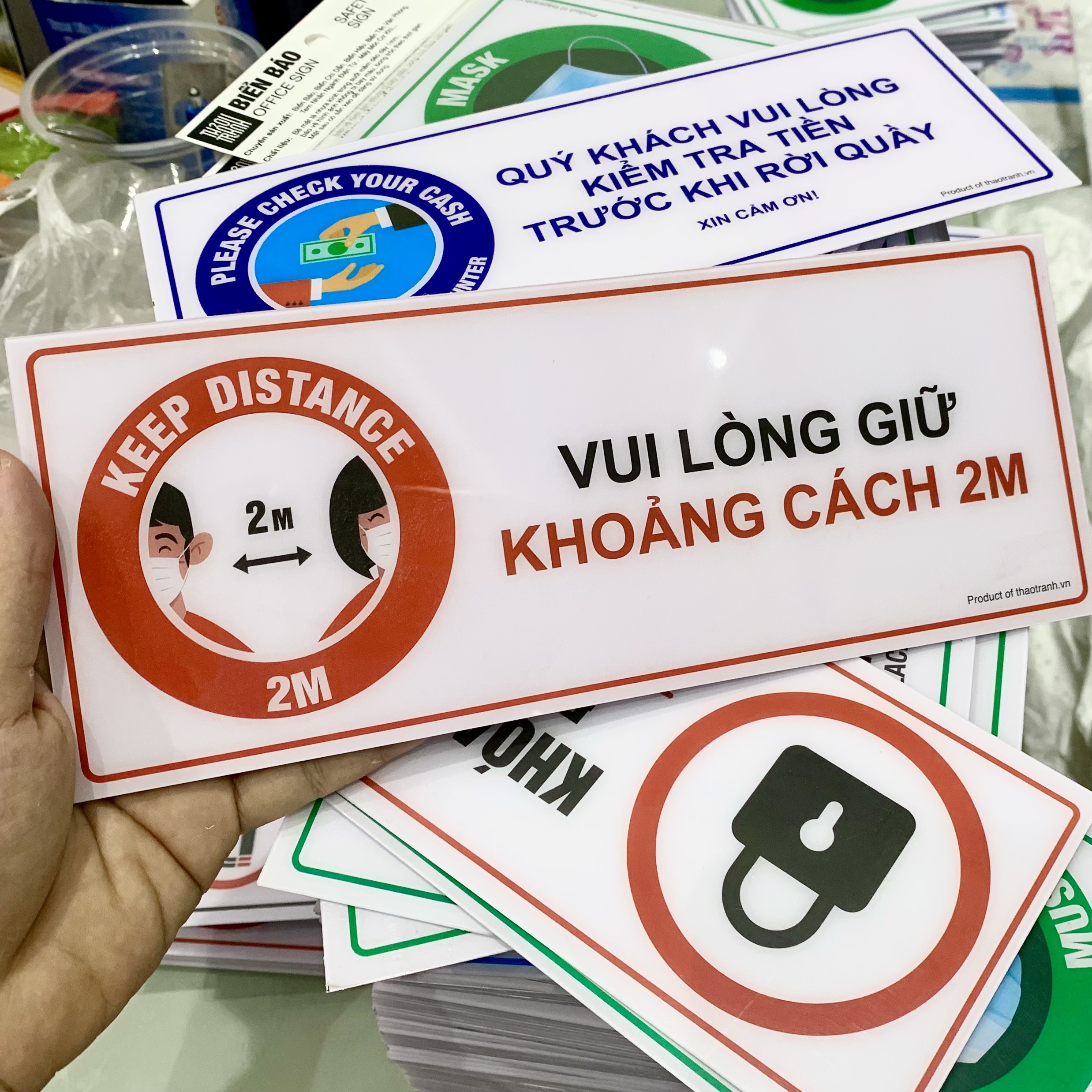 Biển Báo (nhắc nhở) &quot; Vui Lòng Giữ Khoảng Cách 2m&quot; - decal nhựa dán kính (tường,gạch bông)