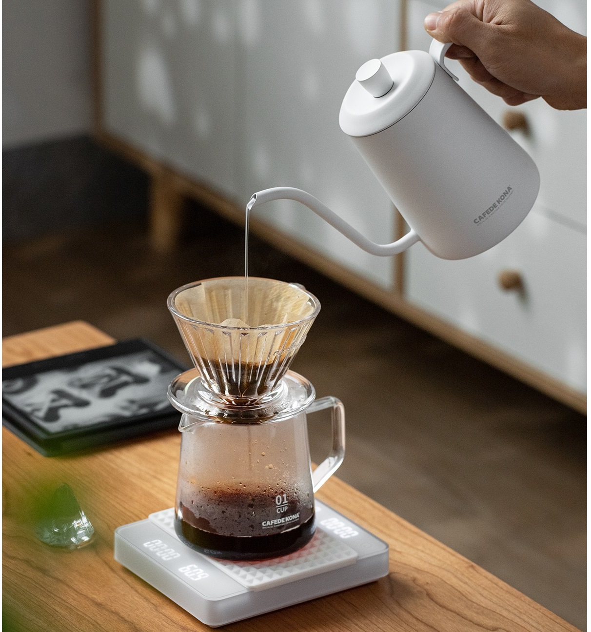 Phễu V60 01 thủy tinh rãnh thẳng CAFEDE KONA