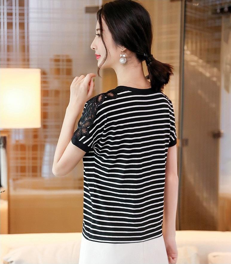 Áo kiểu nữ cổ tròn phối ren sọc sang HATI- AT8893