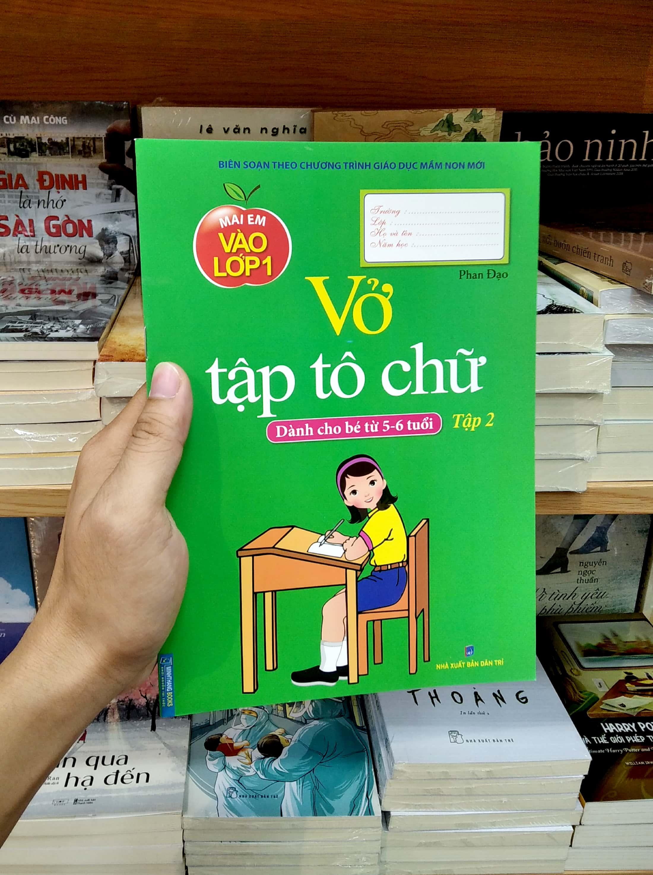Mai Em Vào Lớp 1 - Vở Tập Tô Chữ - Tập 2 (Dành Cho Bé Từ 5-6 Tuổi)