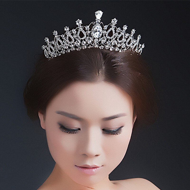 Vương Miện Cô Dâu 120 Số 1, Trang Trí Đính Đá Hình Giọt Nước Theo Họa Tiết Nghệ Thuật, Tùy Chọn Đá Trắng Trong Hoặc Màu Đỏ, Chất Liệu Khung hợp kim, Phủ Nhũ Bạc Hoặc Vàng Sang Trọng, Dùng Ghim Cài Giữ Chắc Chắn Trên Tóc Khi Sử Dụng, Dễ Kết Hợp Với Các Kiểu Trang Phục Cưới Hoặc Tham Gia Sự Kiện, Chụp Ảnh, Kiểu Tóc Đẹp Tạo Phong Cách Tự Tin, Quý Phái, Quyến Rũ, Tôn Lên Các Nét Đẹp