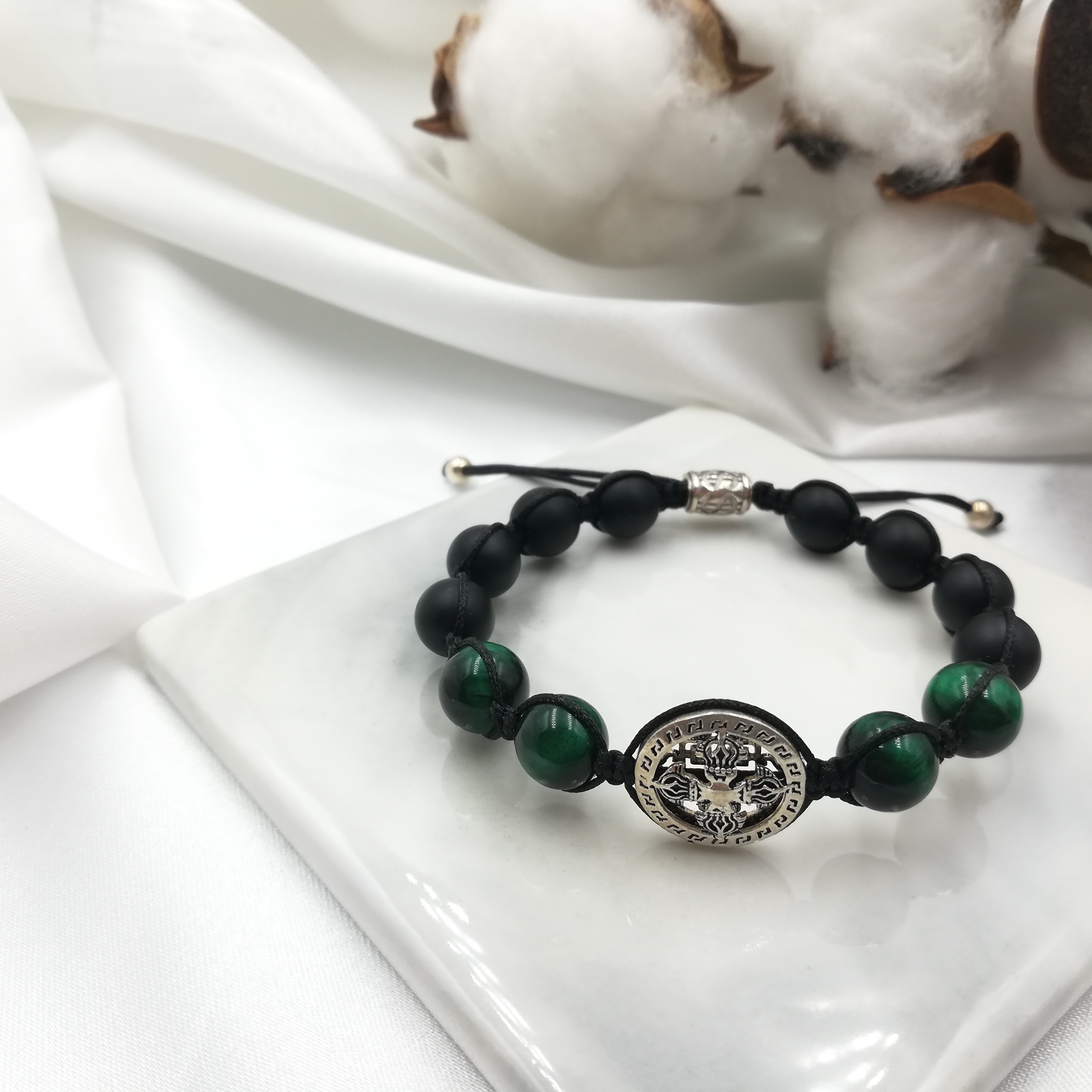 Vòng Tay Thắt Dây Đá Mắt Hổ Xanh Lá Và Nhám Đen Mix Charm Bạc 925