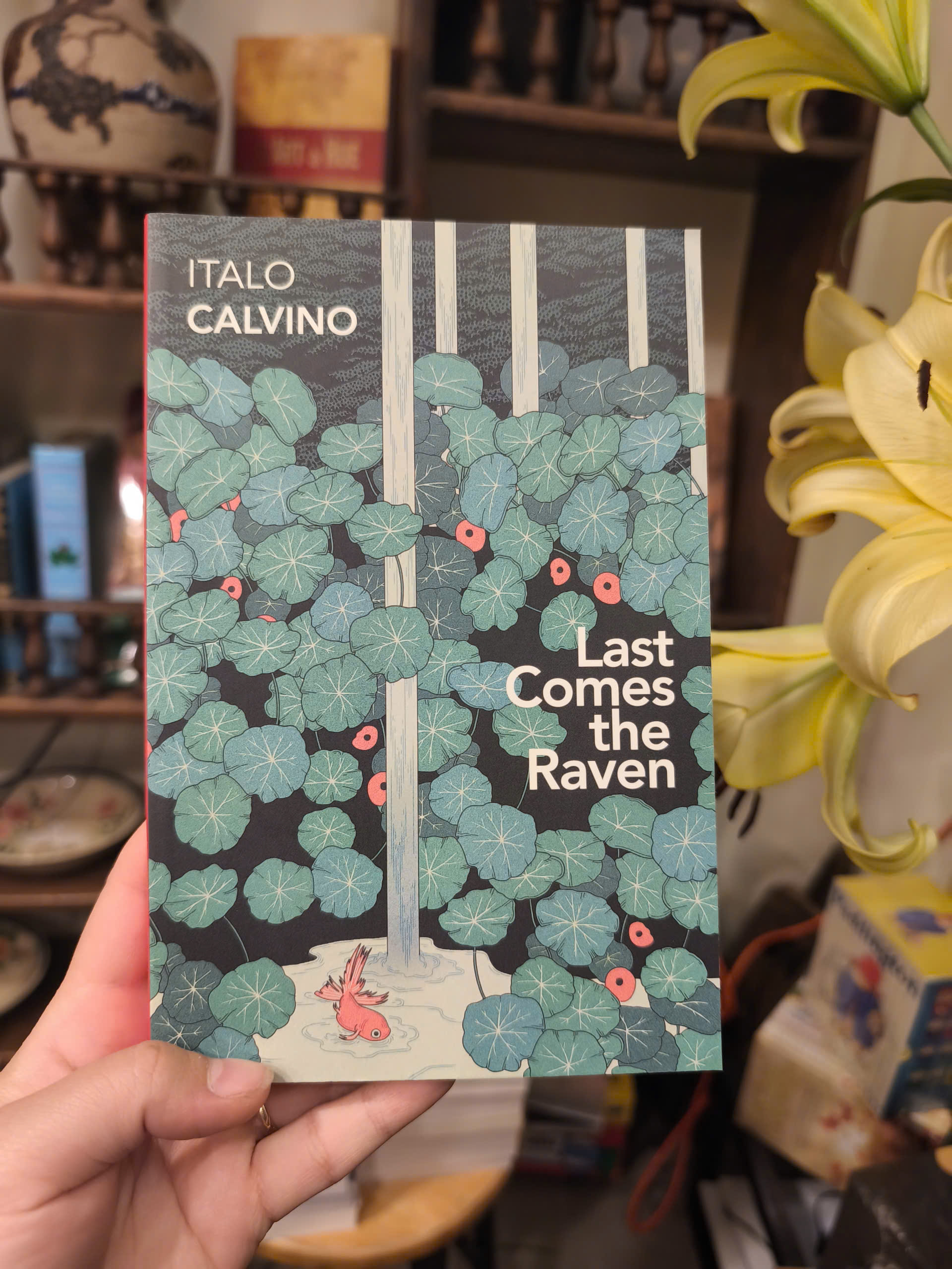 Sách - Last Comes the Raven by Italo Calvino | Short Stories / Truyện ngắn Ngoại văn Nhập khẩu