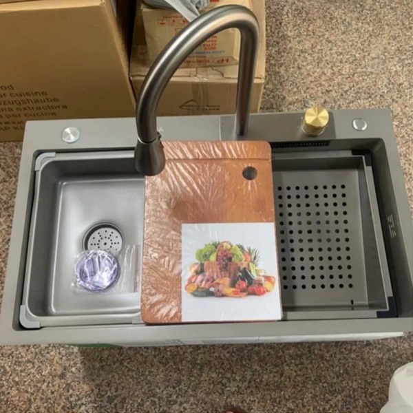 Bồn chậu rửa chén bát 1 hố lớn nano xám Valenza kèm vòi liền thác nước  vòi rút dây 3 chế độ, 2 khay phụ inox, thớt gỗ, bộ xả to-Hàng chính hãng - Chậu vòi rửarửa ly cốcbình rửa bát - Bộ chậu vòi thác nước nano xám 75x46cm